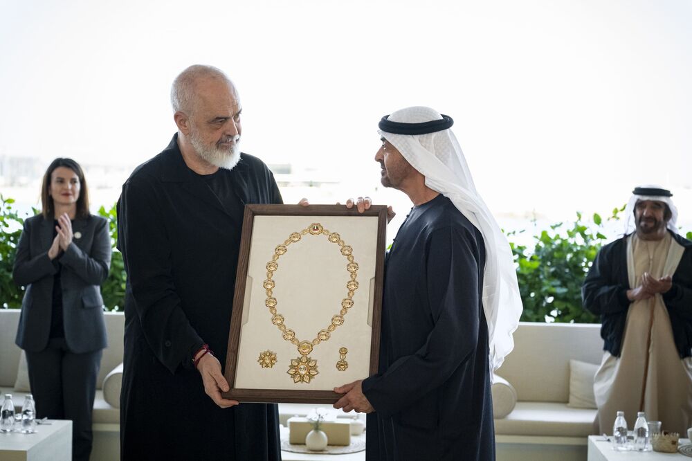 УАМ: Президентът на ОАЕ връчи най-високото държавно отличие на албанския премиер Еди Рама 