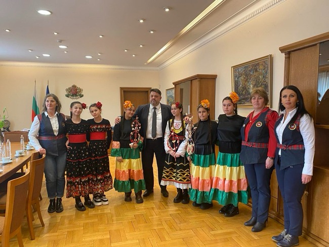 Заместник министър-председателят Атанас Зафиров посрещна в Министерския съвет деца от Самоков по повод Василица