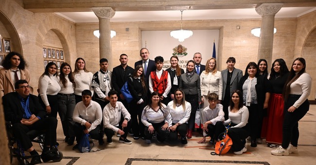 Министър Гуцанов и политическият кабинет приветстваха деца от Сливен по повод Банго Васил