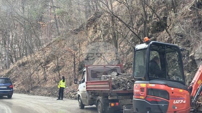 Има паднали камъни по пътя Самоков – София, разчиства се и скална маса около пътното платно