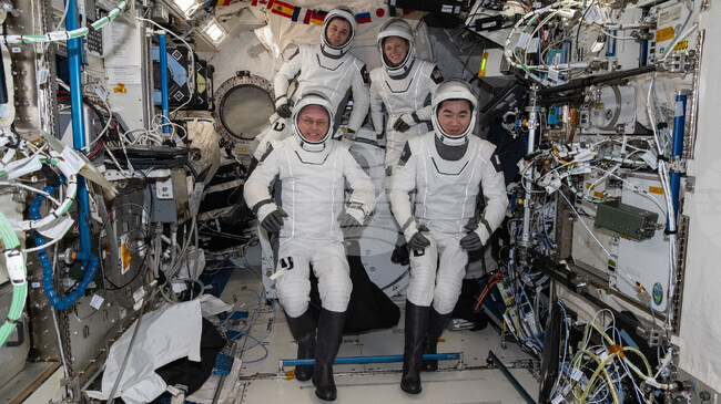 Четиримата астронавти от Международната космическа станция се завръщат преждевременно днес заради медицински проблем