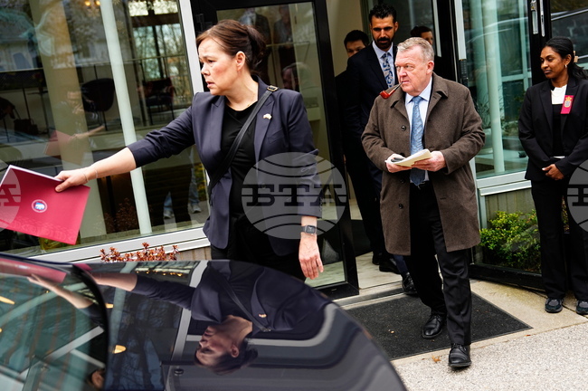 Докъде ще стигне Европа, за да защити Гренландия от Тръмп?, пита "Гардиън“; топенето на Арктика засяга и сигурността, пише "Ню Йорк таймс“