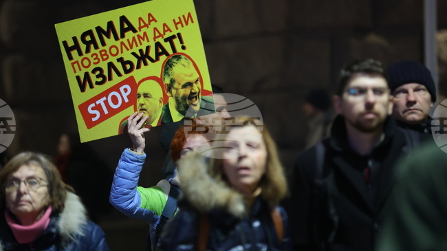 Граждани протестират в центъра на София с искане за провеждане на честни избори със 100% машинно отчитане на резултатите
