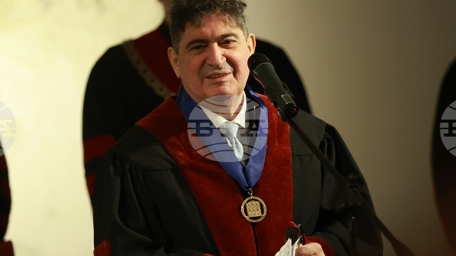 Греди Асса отдаде почит на вдъхновителите си, получавайки приза „Доктор хонорис кауза“ на Националната художествена академия