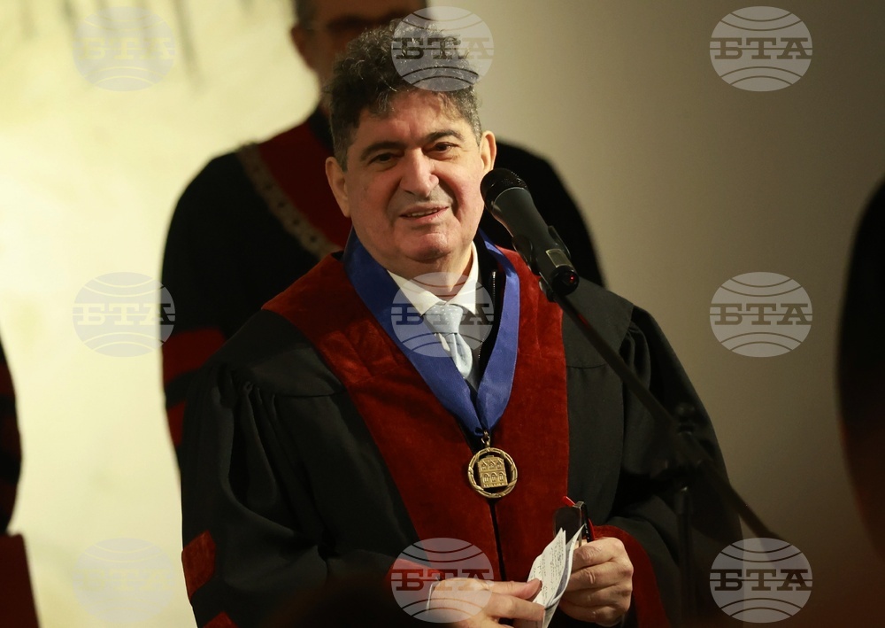 Греди Асса отдаде почит на вдъхновителите си, получавайки званието „Доктор хонорис кауза“ на Националната художествена академия