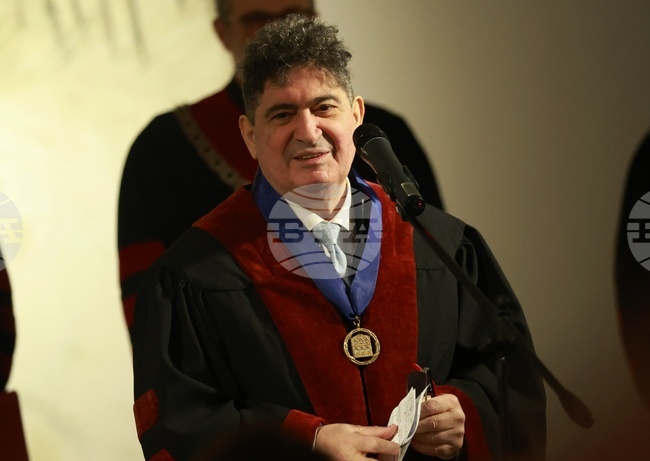 Греди Асса отдаде почит на вдъхновителите си, получавайки званието „Доктор хонорис кауза“ на Националната художествена академия