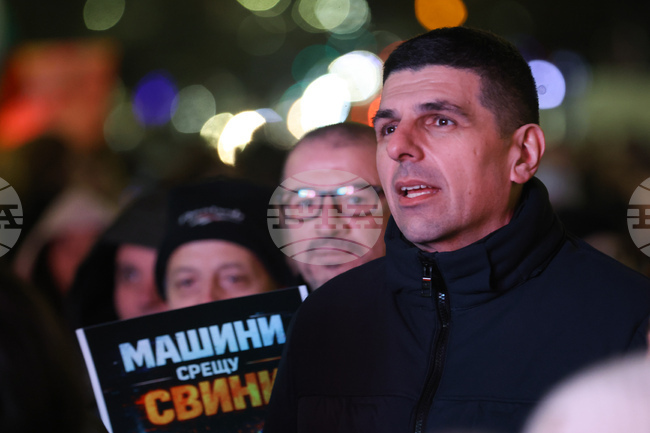 Искат да излъжат хората и да махнат машинното гласуване, за да могат да се прегрупират, каза Ивайло Мирчев на протеста за честни избори