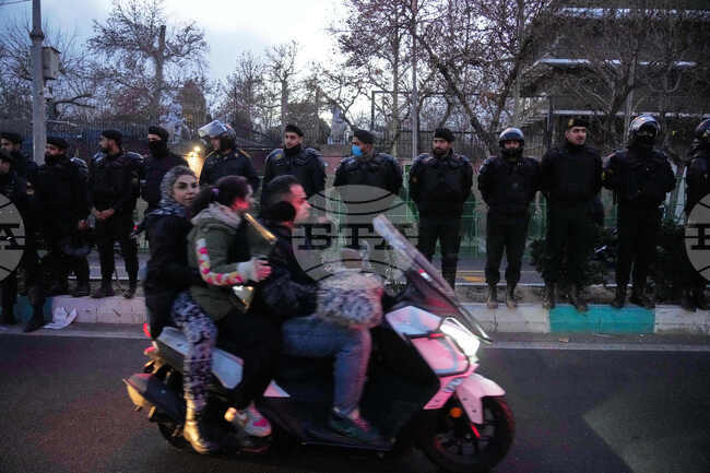 Великобритания обяви, че временно затваря посолството си в Техеран