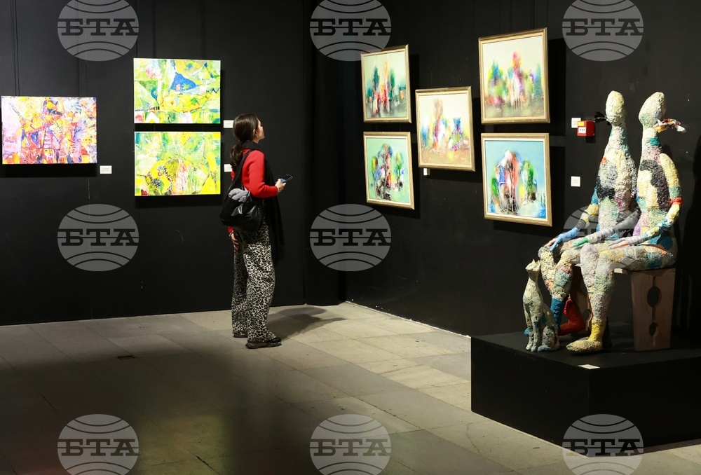 Художниците от Благоевград и региона показват в София най-доброто от ателиета си, каза Иван Милушев, куратор на изложбата в галерията на СБХ