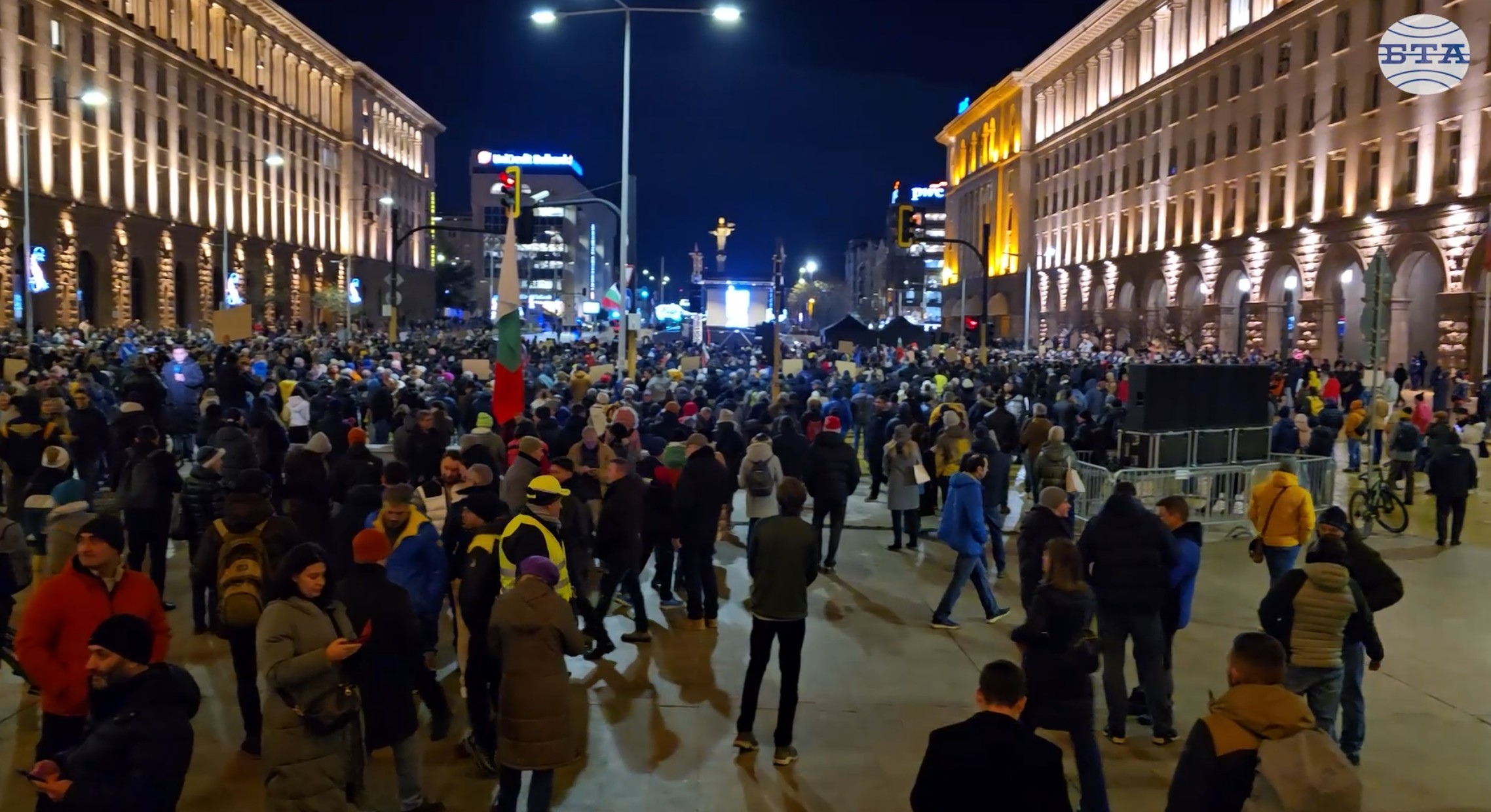 Граждани протестират в центъра на София с искане за провеждане на честни избори със 100% машинно отчитане на изборните резултати
