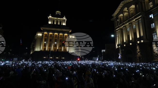 Граждани се събраха на протест с искане за честни избори в центъра на София, организиран от ПП-ДБ
