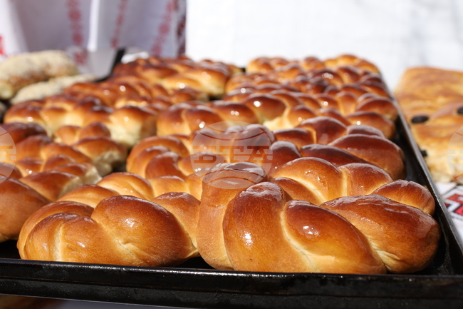 Козунак с дължина 15 метра и тегло 500 килограма се превърна в атракция на кулинарен фестивал в Букурещ