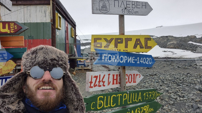 Доц. д-р Лорис Мануелян постави указателна табела към Бургас на Антарктида