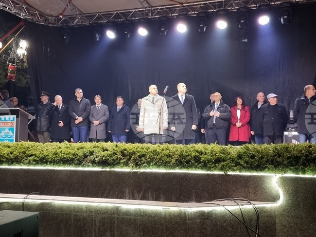 Белово продължава да впечатлява с висок дух, със забележителна историческа памет, единство и доказан стремеж за напредък, каза президентът Румен Радев в словото си на празника на града