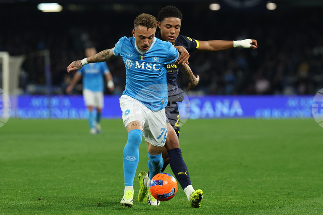 Крилото на Наполи Ноа Ланг ще играе под наем до края на сезона в турския Галатасарай