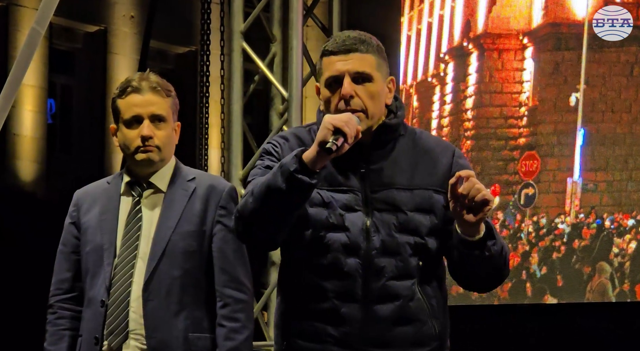 Искат да излъжат хората и да махнат машинното гласуване, за да могат да се прегрупират, каза Ивайло Мирчев на протеста за честни избори