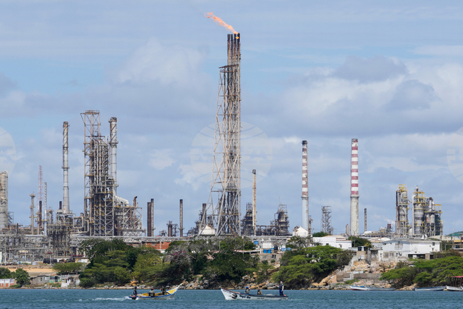Световният пазар на петрол ще е изправен пред значителен излишък през първото тримесечие на 2026 г., прогнозира МАЕ