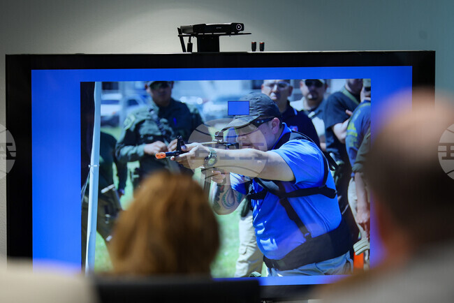 Бивш тексаски полицай бе оправдан по дело, свързано с бавната реакция на служители на реда при масова стрелба в училище