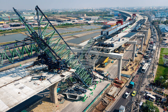 Двама души загинаха в Тайланд при нов инцидент с падане на кран на една и съща фирма за два дни