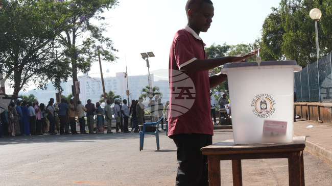 Гласуването за президент на Уганда започна в интернет затъмнение и със забавяния в избирателни секции