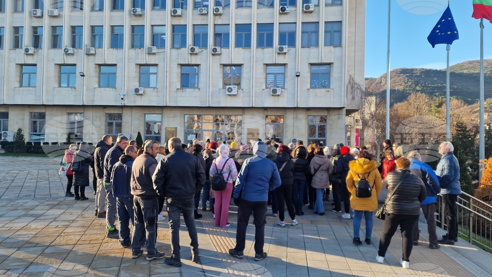 Жители на Асеновград се събраха на протест пред общинската администрация, недоволни от липсата на вода