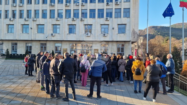 Жители на Асеновград се събраха на протест пред общинската администрация, недоволни от липсата на вода
