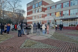 Бургас - Протест на родители пред НБУ "Михаил Лъкатник"