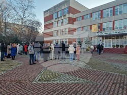 Бургас - Протест на родители пред НБУ "Михаил Лъкатник"