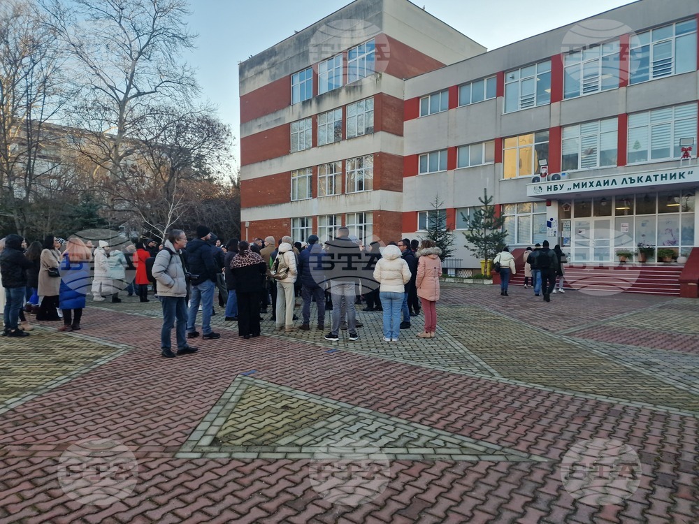 Бургас - Протест на родители пред НБУ "Михаил Лъкатник"