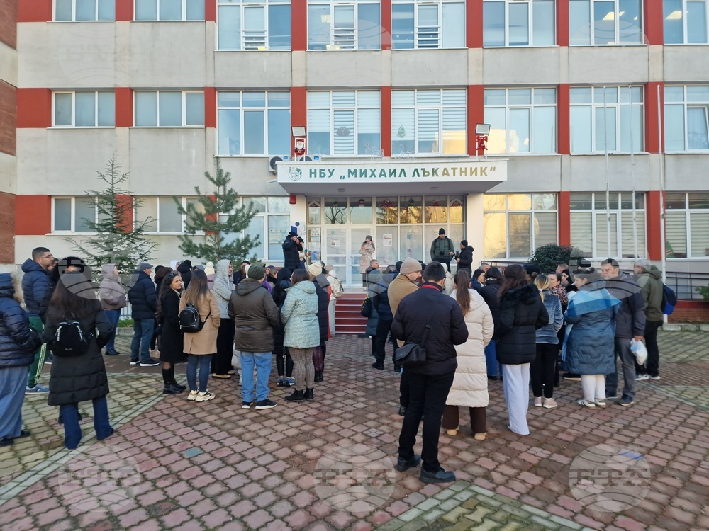 Бургас - Протест на родители пред НБУ "Михаил Лъкатник"