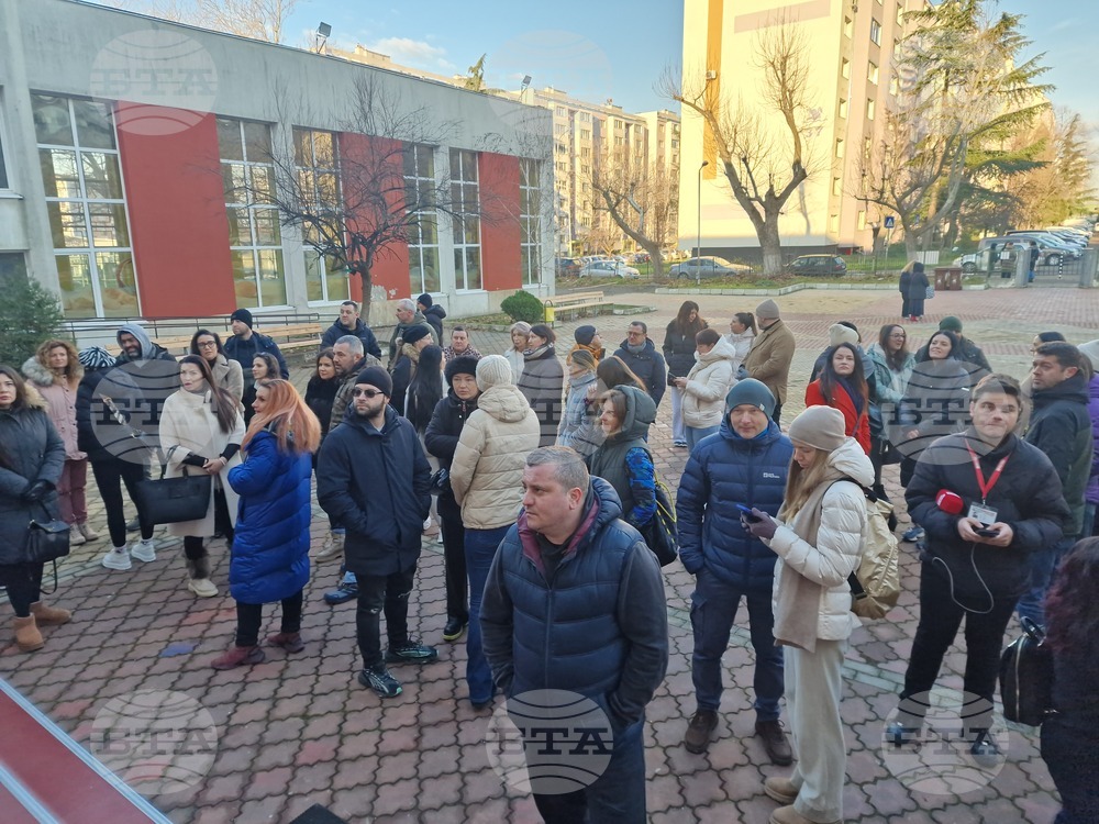 Бургас - Протест на родители пред НБУ "Михаил Лъкатник"
