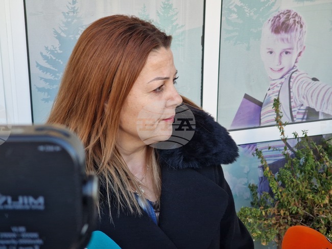 Директорът на началното училище, пред което сутринта протестираха родители, излиза в едногодишен неплатен отпуск, съобщи началникът на РУО – Бургас