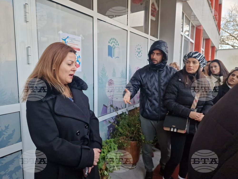 Бургас - Протест на родители пред НБУ "Михаил Лъкатник"
