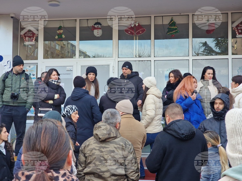 Бургас - Протест на родители пред НБУ "Михаил Лъкатник"
