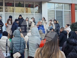 Бургас - Протест на родители пред НБУ "Михаил Лъкатник"