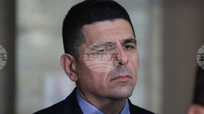 Друга опция, освен Андрей Гюров като служебен премиер, няма, ако не искаме Пеевски да има влияние върху правителството, каза Ивайло Мирчев, съпредседател на „Да, България“