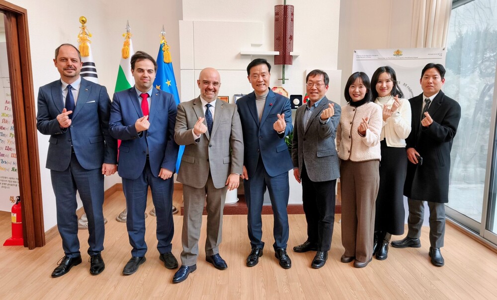 Кметът на административния район Сонгбук в Сеул посети Българското посолство в Република Корея