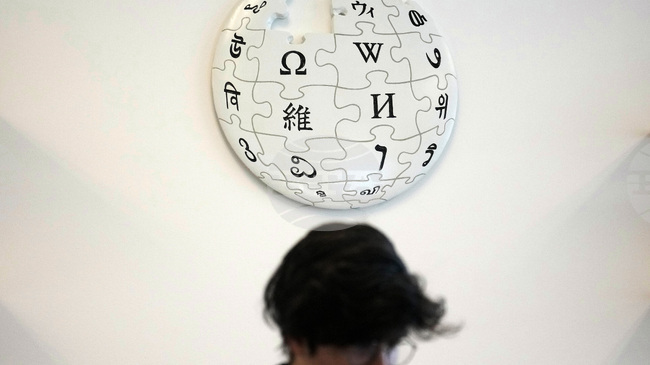 „Уикипедия“ обяви нови споразумения с компании за изкуствен интелект по случай 25-ия си рожден ден