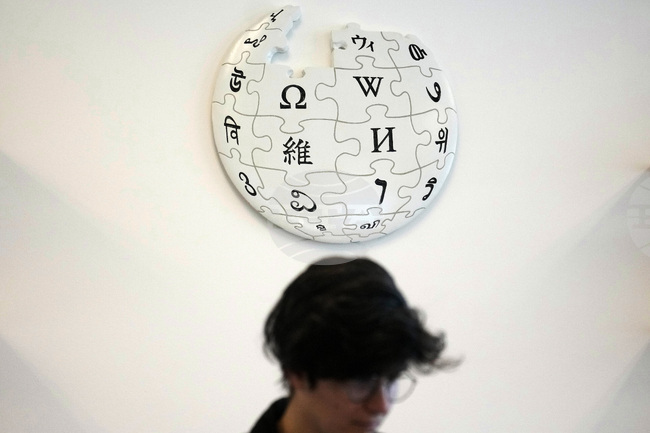 „Уикипедия“ обяви нови споразумения с компании за изкуствен интелект по случай 25-ия си рожден ден