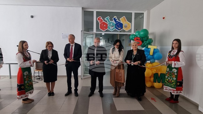 Министърът на образованието и науката в оставка Красимир Вълчев откри нов физкултурен салон и STEM кабинети в училището в Съединение