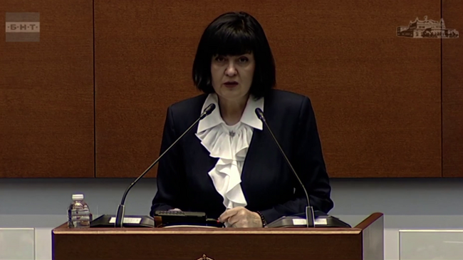 „Величие“ настоя в декларация за връщане на старите конституционни разпоредби, свързани с правомощията на президента при парламентарна криза