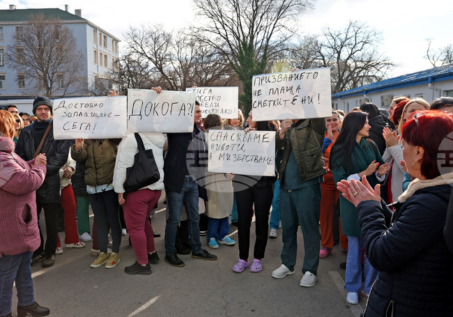 Работещи в МБАЛ „Св. Анна“ във Варна излязоха на протест заради липсата на допълнително възнаграждение