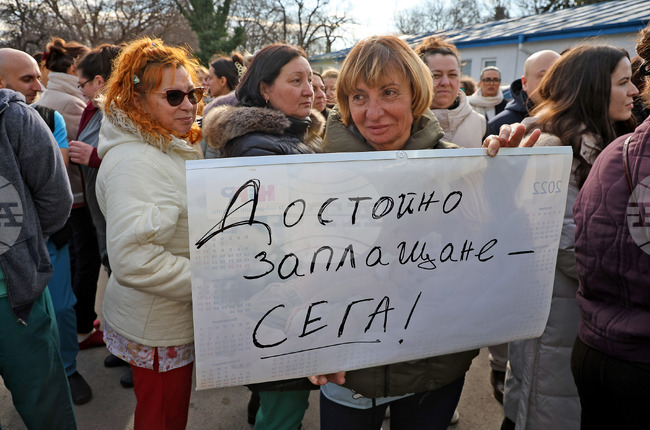 Медиците от Транспортна болница – Варна подкрепиха протеста на колегите си от МБАЛ „Св. Анна“ 