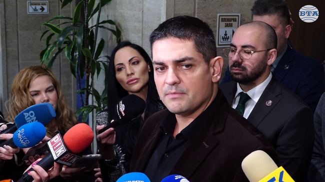 Приемаме го като негативен знак от президента, каза Радостин Василев от МЕЧ за връчването на третия мандат на „Алианс за права и свободи“