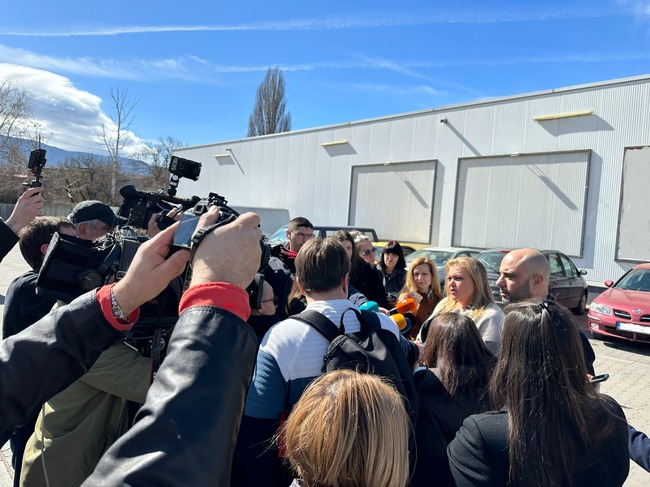 Министерство на земеделието: При проверка на контролните органи в хипермаркет в София се установиха 23 опаковки с кренвирши и още толкова кисели млека с изтекъл срок на годност и подвеждащи потребителите практики