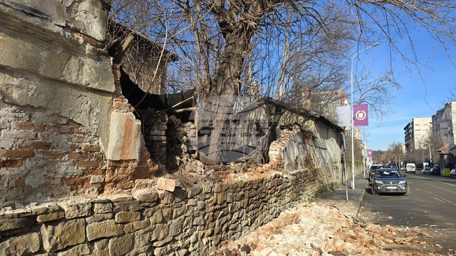Част от тухлена ограда на бившата казарма в Ловеч се е срутила тази сутрин