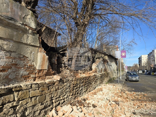 Част от тухлена ограда на бившата казарма в Ловеч се е срутила тази сутрин