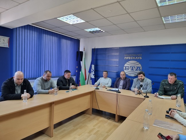 Общински съветници, представители на Инициативен комитет и кметове на населени места срещу изграждане на кариера за варовик в село Балван