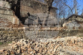 Ловеч - паднала ограда - казарма