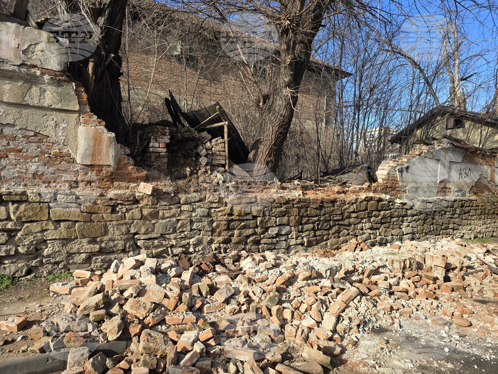 Ловеч - паднала ограда - казарма